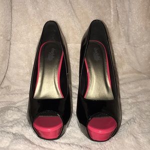 Black and pink pumps